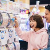 ガチャガチャで遊ぶカップル
